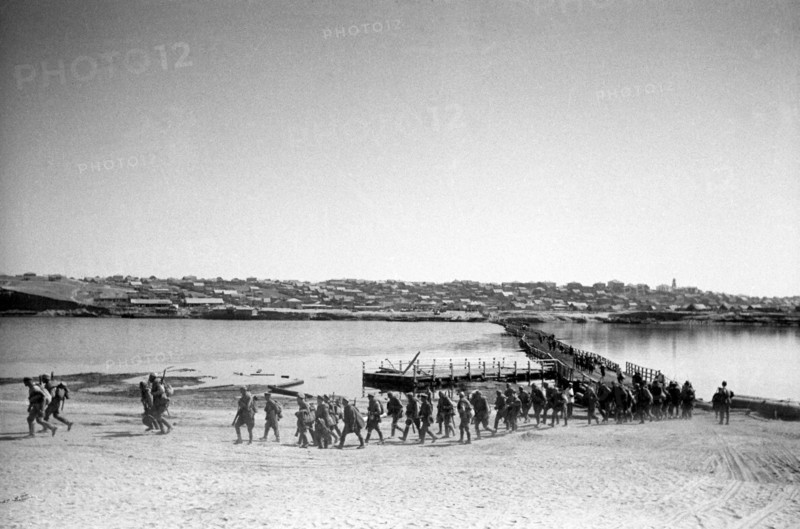Stalingrad, september 1942, the crossing of the akhtuba river, volga’s left branch, world war two.