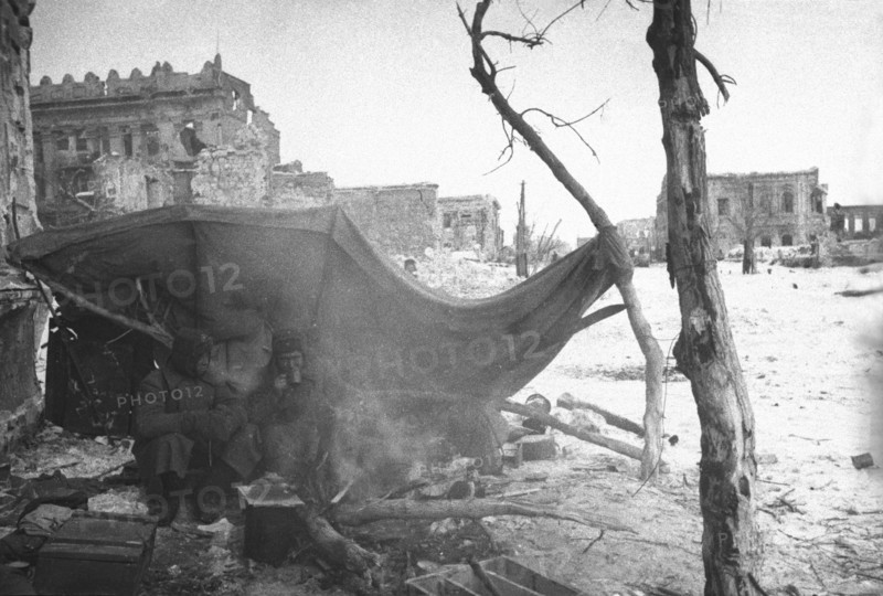 World war 2, battle of stalingrad, two red army soldiers having a meal during a break in the action, 1943.