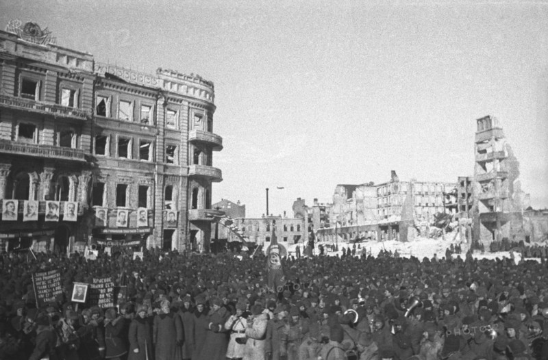 World war 2, battle of stalingrad, in liberated stalingrad, a rally is held for general rodimtsev's heroes, 1943.