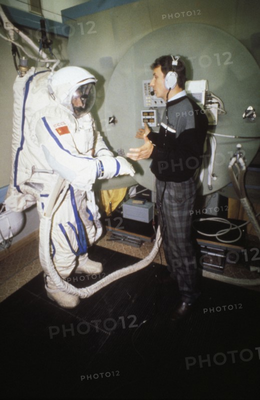 Soviet cosmonaut viktor afanasyev about to start an eva simulation at the gagarin training center in preparation for the soyuz tm-11 mission, 1989.