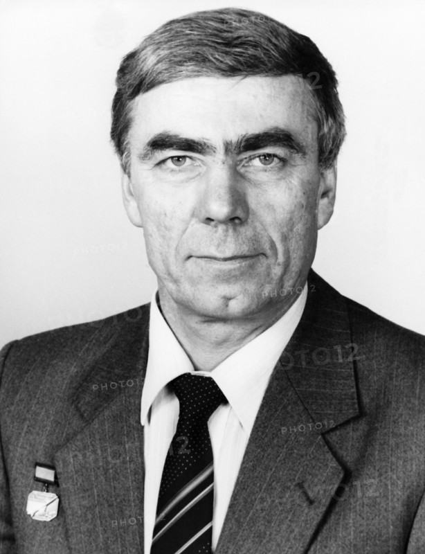 Soyuz tm-4, soviet cosmonaut researcher anatoly levchenko, 1987.