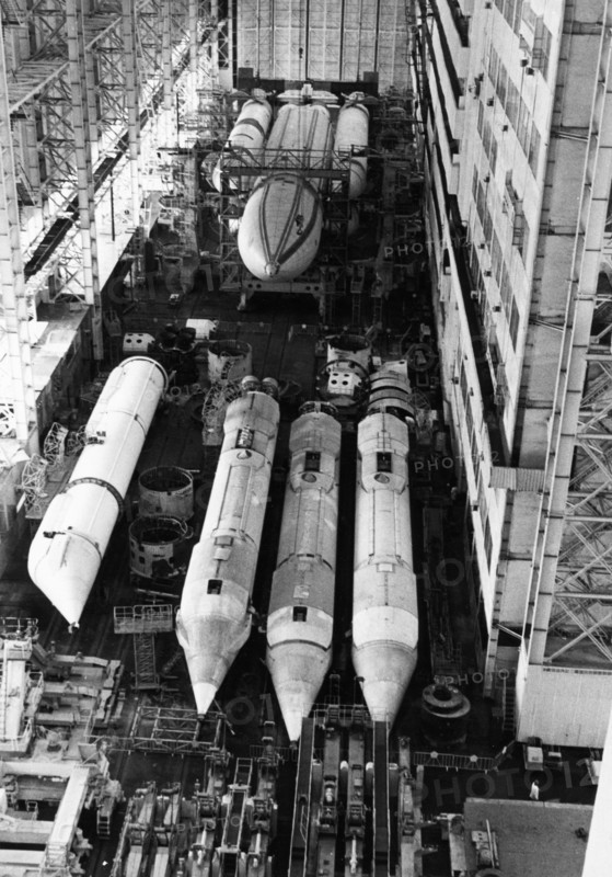 The rocket-carrier 'energia' in the assembly and fuelling shop of the baikonur cosmodrome during the final preparations for the launch of the multi-purpose space transportation system, november 1988.