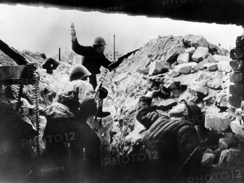 Red army soldiers during the battle on mamayev hill in stalingrad, january 1943.