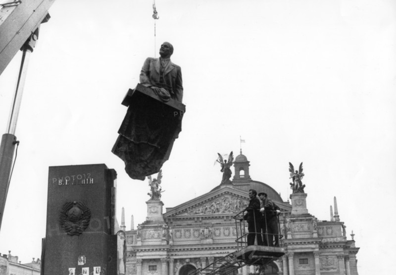 Statue of v, i, lenin is dismantled in lvov city center, ukraine, september 15th 1990,  fall of communism.