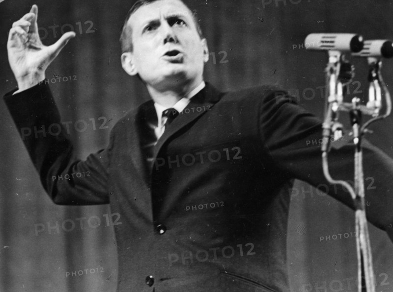 Yevgeny yevtushenko reciting his poetry at tchaikovsky hall, moscow, ussr, december 1962.