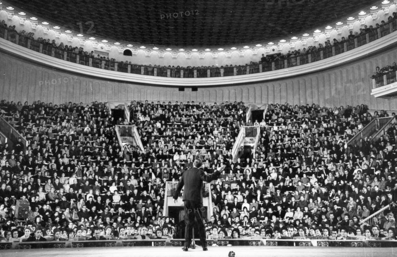 Yevgeny yevtushenko reciting his poetry at tchaikovsky hall, moscow, ussr, december 1962.
