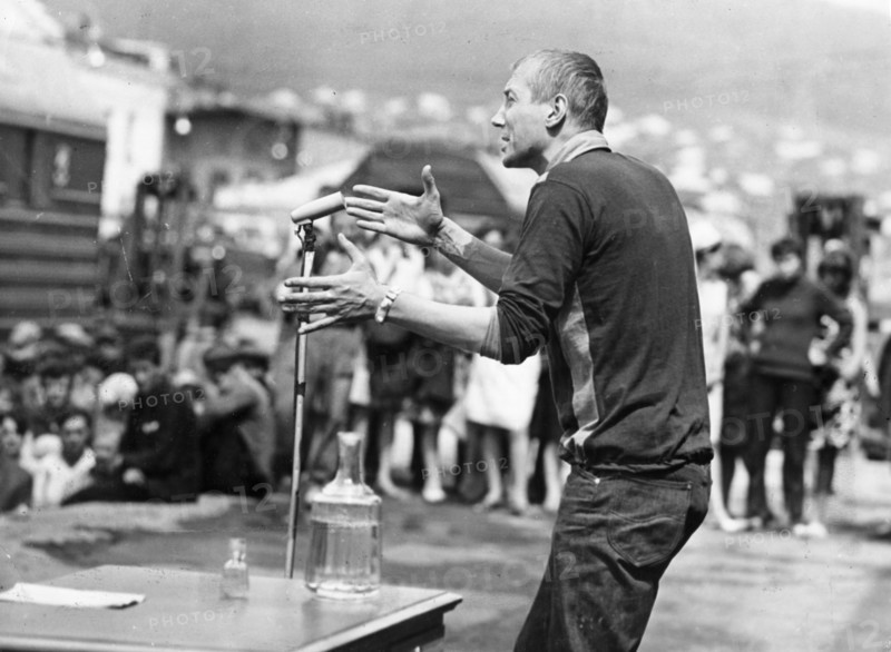 Yevgeny yevtushenko reciting his poems at osetrovsky fort, august 1967.