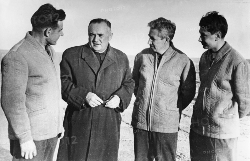 Academician sergei korolev with the crew members of the spaceship voskhod - ship commander, cosmonaut pilot v, m, komarov, candidate to techn, sc, k, p, feoktllstov, and doctor b, b, yegorov, october 1964.
