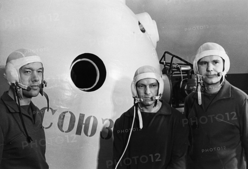 The crew of the soyuz 10 spacecraft (l to r) flight engineer alexei yeliseyev, test engineer nikolai rukavishnikov, and commander vladimir shatalov, april 1971.