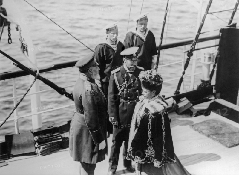Edward vll of the united kingdom (l), nicholas ll of russia (c) and empress maria fyodorovna on the board of polar star yacht, 1908.