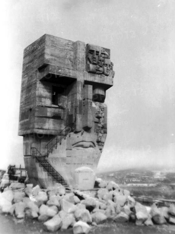 The mask of grief' - the first in russia monument to the victims of stalin's repression that will be unveiled on magadan's krutaya hill on june, 12th, 96, it's the first of the three memorials making up the 'triangle of suffering 'project, author of the memorial is sculptor ernst neizvestny, co-author is architect kamil kazayev.