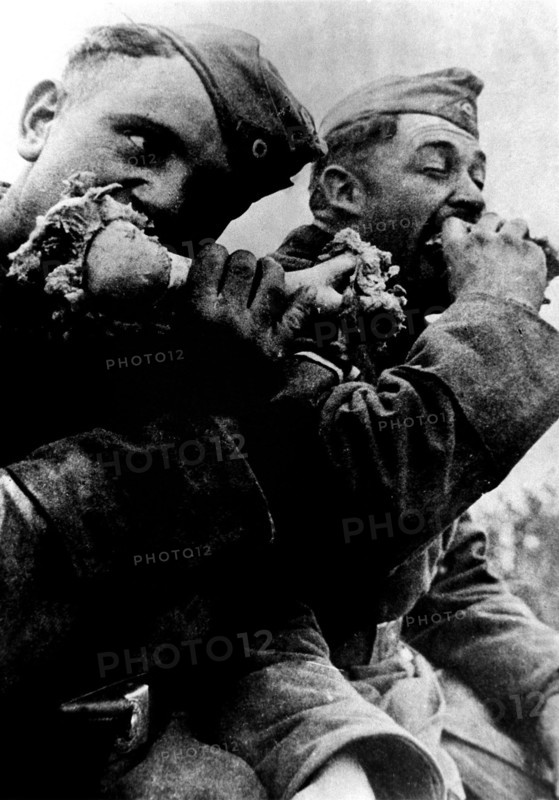 Ussr, smolensk region, vyazma, 1941, german soldiers have dinner.