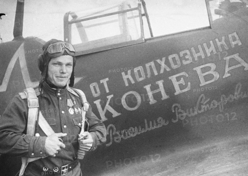 Great patriotic war, the second ukrainian front, hero of the soviet union ivan kozhedub is standing near the aircraft constructed on the money of vasily konev.