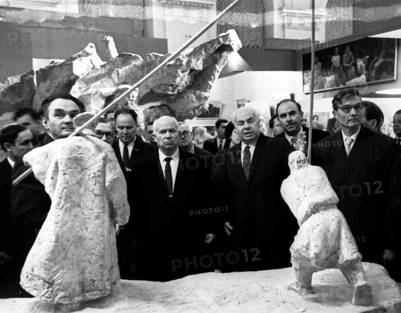 Soviet premier nikita khrushchev (center) at an exhibition in the manezh gallery, moscow, 1962.