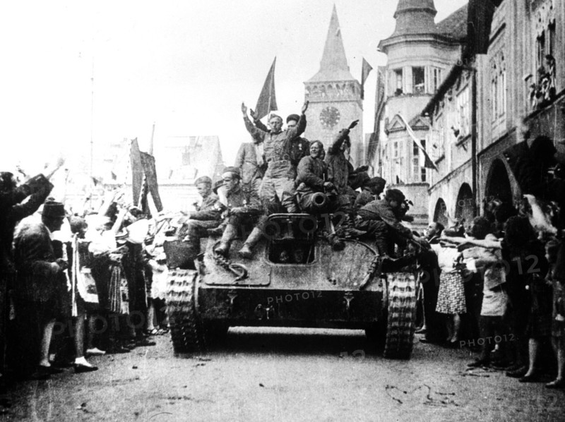 Residents of jicin, czechoslovakia welcoming soviet soldiers/liberators in may 1945, world war 2.