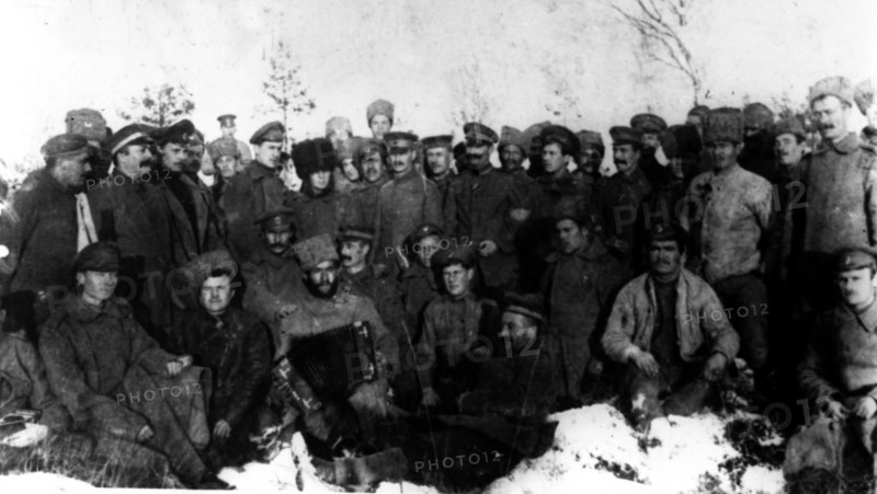 World war one, fraternization of russian and german soldiers on the front, 1917.