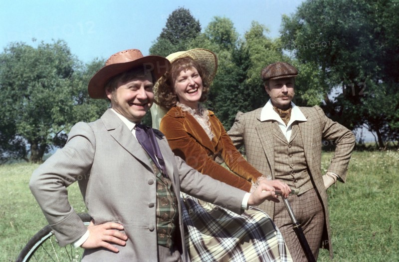 Soviet actors oleg tabakov (oblomov), elena solovei (olga ilyinskaya), and yuri bogatyryov (schtoltz) on the set of the mosfilm studios production of 2 part film, 'a few days in the life of i, i, oblomov' directed by nikita mikhailov and based on the novel oblomov by ivan a, goncharov, 1981.