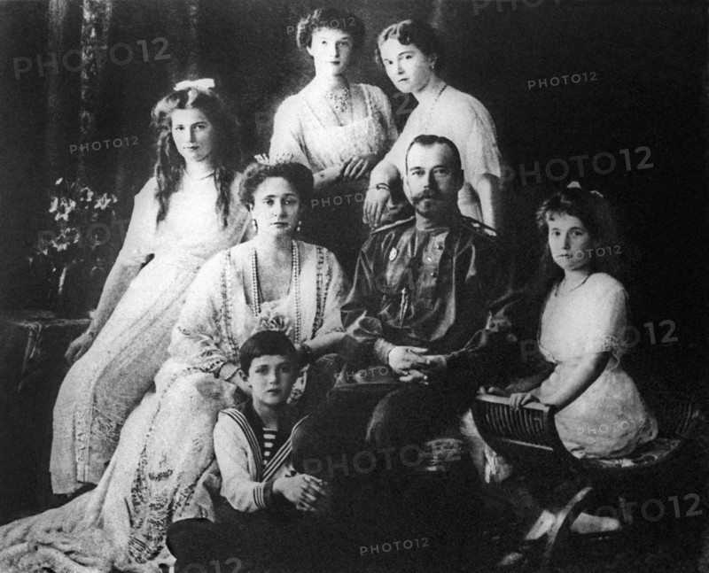 Russian royal family: emperor nicholas ll, empress alexandra fyodorovna, grand duchesses (from left) maria, tatyana, olga, anastasia and crown prince alexei, 1913.