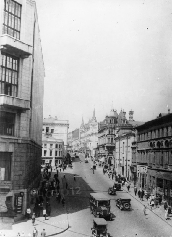 Gorky street, moscow, ussr, left: the building of the central telegraph agency, (1930-1940).