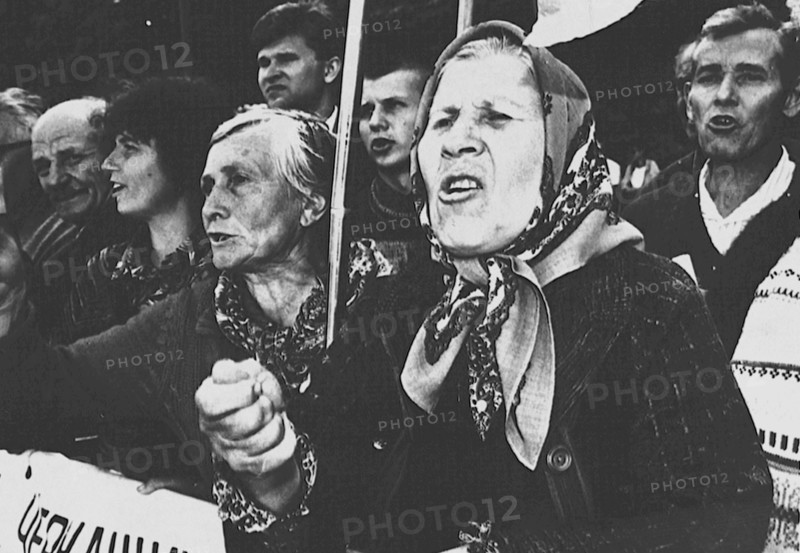 Ukrainian women picketing at the ukrainian parliament building and demanding the dismissal of alexander moroz, chairman of the supreme soviet of the republic, june 19, 1996, kiev, ukraine.