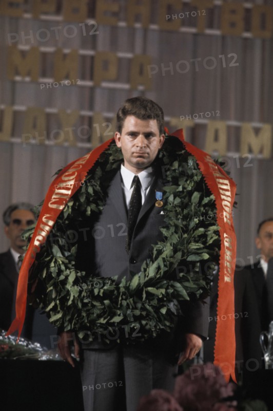Chess master boris spassky with the winner's wreath in 1969.