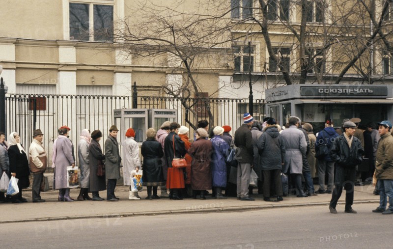 People in moscow waiting on long lines on the day before the announcement of price increases, april 1991.