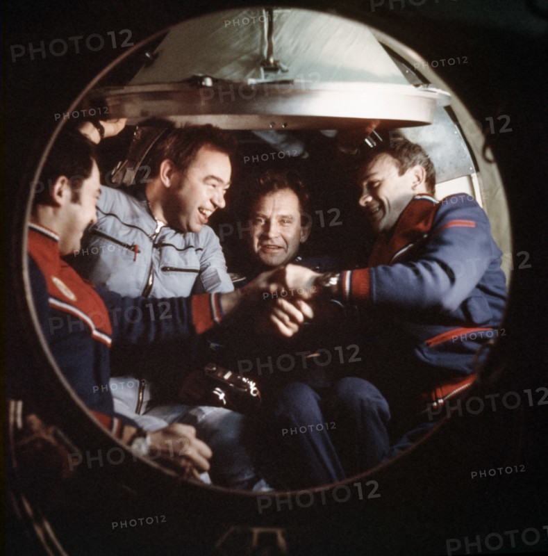 Salyut 6, soyuz 26, soyuz 27, soviet cosmonauts yuri romanenko, georgi grechko, oleg makarov, and vladimir dzhanibekov shaking hands in the module, 1978.