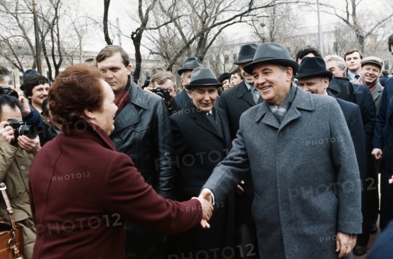 Mikhail gorbachev being greeted by z, piskunova, a worker of the kuibyshev confectionery during his visit to the kuibyshev region in april 1986.
