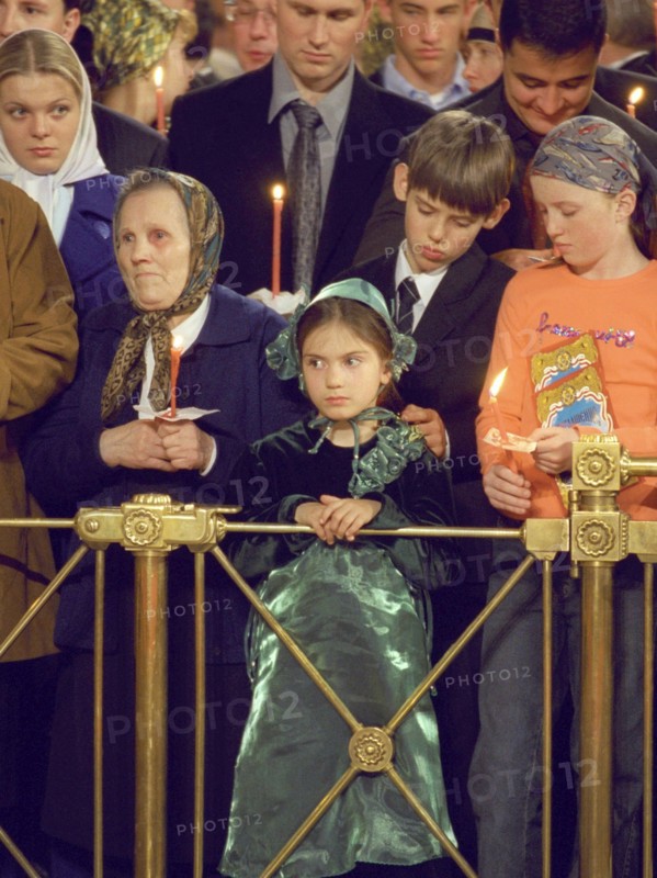 Orthodox easter service at christ the saviour cathedral in moscow, russia, 4/03.