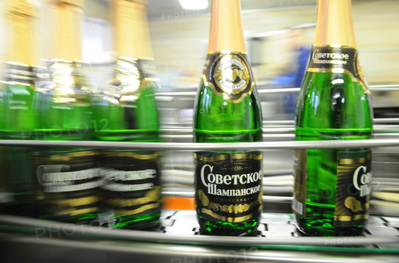 Moscow, russia, november 29, 2010, sovetskoye shampanskoye bottling line at kornet, a moscow-based champagne winery.