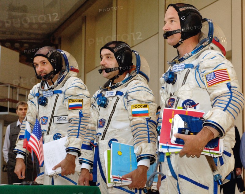 Moscow region, russia, september 9, 2005, the backup crew of the iss 12th expedition, russian cosmonauts sergei kostenko, mikhail tyurin and us astronaut geoffrey williams (l-r) appear during their test in star city outside moscow on friday sept, 9, 2005.