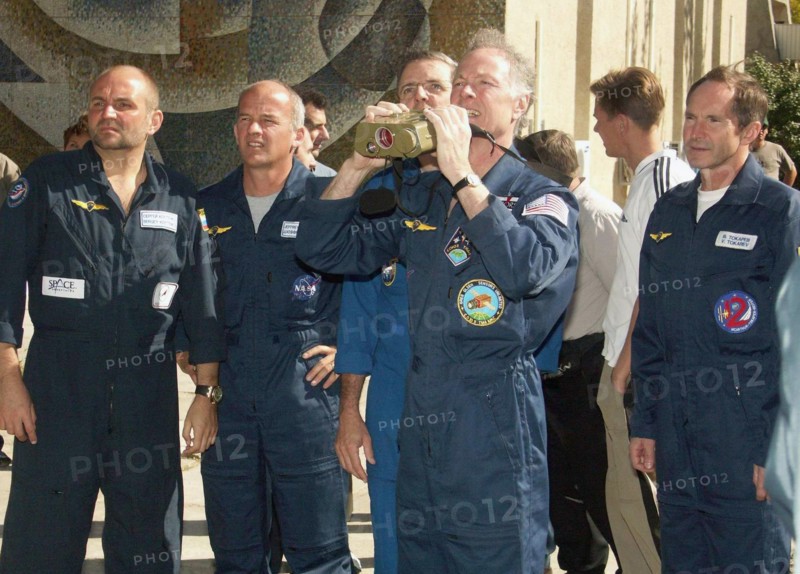 Baikonur, kazakhstan, september 29, 2005, backup crew sergei kostenko and jeffrey williams and main crew members of the soyuz tma-7 william mcarthur and valery tokarev (background) train for the flight, the takeoff date is set for october 1.