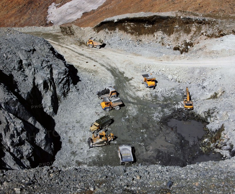 Chromite deposits of yamalo-nenets autonomous district, central open-pit chromite mine, november 2005.