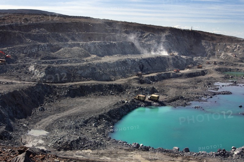 Chromite deposits of yamalo-nenets autonomous district, central open-pit chromite mine, november 2005.