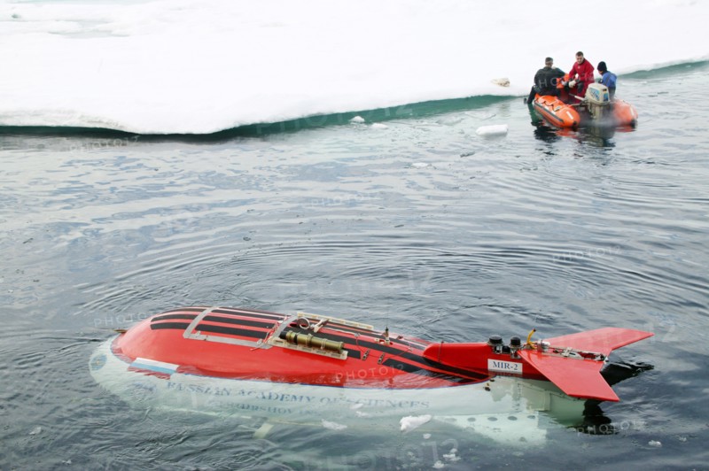Arctic ocean, august 8, 2007, mir-1 submersible dives during the russian polar expedition 'arctic-2007'.