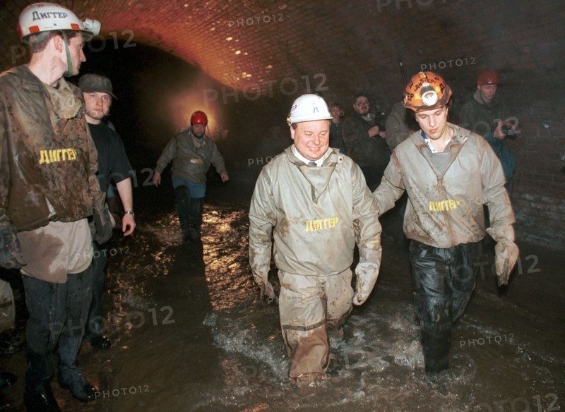 Vadim mikhailov, leader of the organization diggers of planet underground, (right) with yegor gaidar during a demonstration descent to the underground river neglinka under theater square in moscow, russia, april 24, 1995.