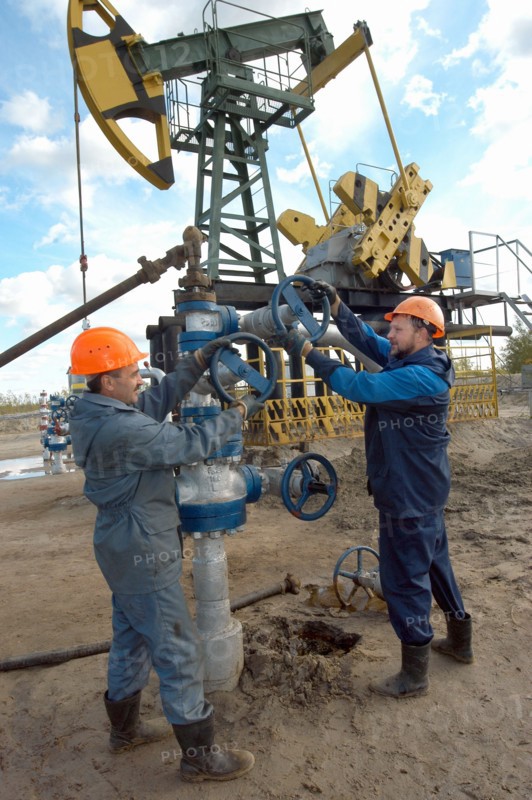 Oil workers in an oil field of yuganskneftegaz oil company, nefteyugansk, russia, 10/04, yuganskneftegaz was acquired by russia's state oil company rosneft in december 2004.