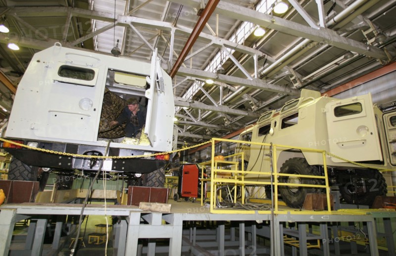 Assembly of the 'tigr' (tiger) multi purpose mobile army vehicles at the gaz (gorky) automobile plant, nizhni novgorod, russia, 2005.