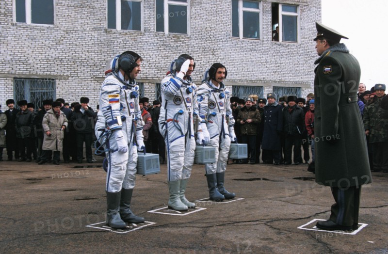 Soyuz tm-25, cosmonauts reinhold ewald, vasily tsibliyev, and aleksandr lazutkin prior to the launch of their mission, 1997.