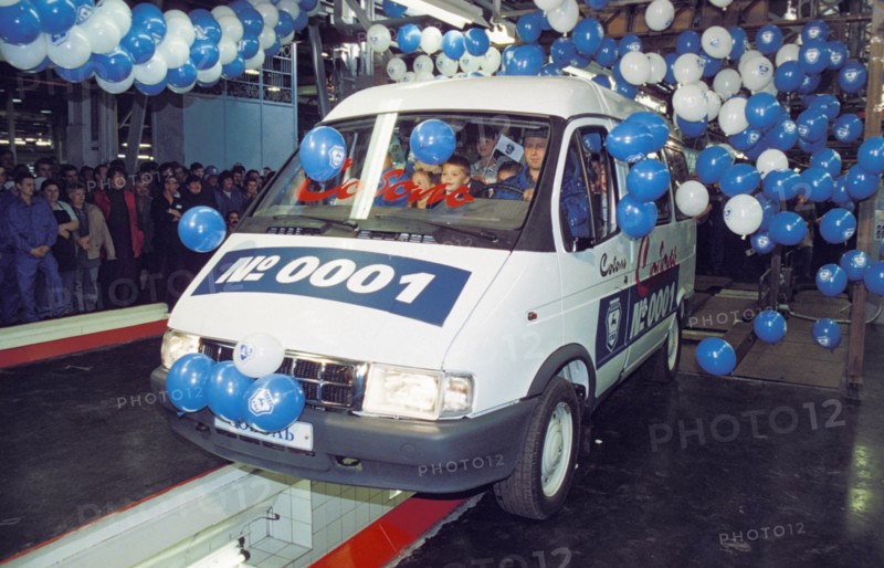 The first gaz-2217 sable mini-van rolling off the assembly line at gaz (gorky) motor works in nizhny novgorod, russia, 1998.