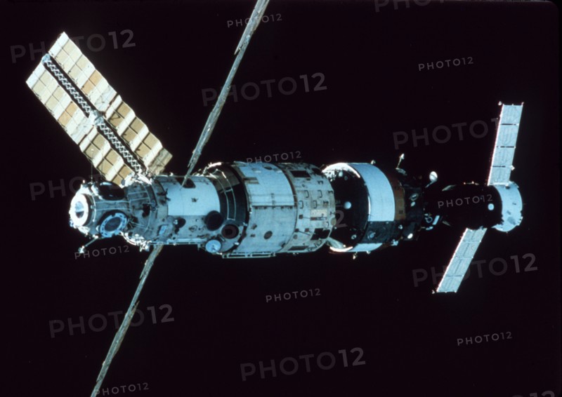 Soyuz tm-3: mir space station with quant cargo module, 1988.
