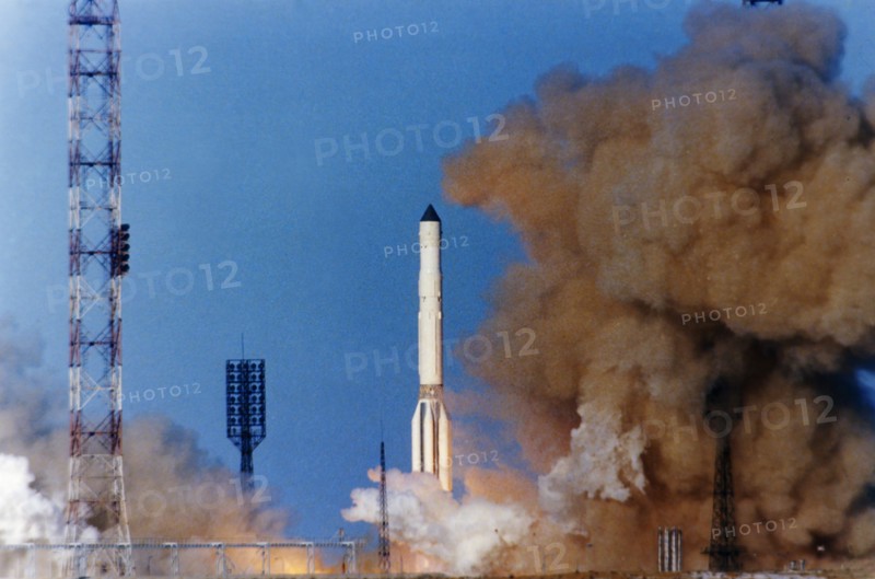 Launch of the proton rocket carrying the soviet space probe vega 2 at the baikonur cosmodrome, december 21, 1984, the international project included specialists from austria, bulgaria, czechoslovakia,frg, france, gdr, poland and ussr, it's mission, in addition to landing on venus, also included the first direct research of halley's comet.