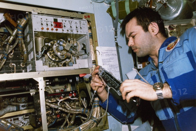 Mir, soyuz tm-2, cosmonaut aleksandr laveykin readies the svetlana elektrophoretic installation in the quantum module of the mir space station, 1987.