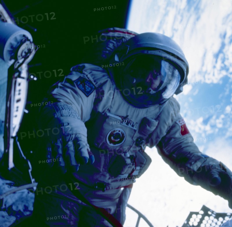 Soyuz t-15, soviet cosmonaut leonid kizim performing an eva (spacewalk),1986.