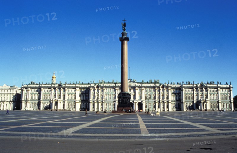 The winter palace / hermitage museum and the alexander column in the foreground, st, petersburg, russia.