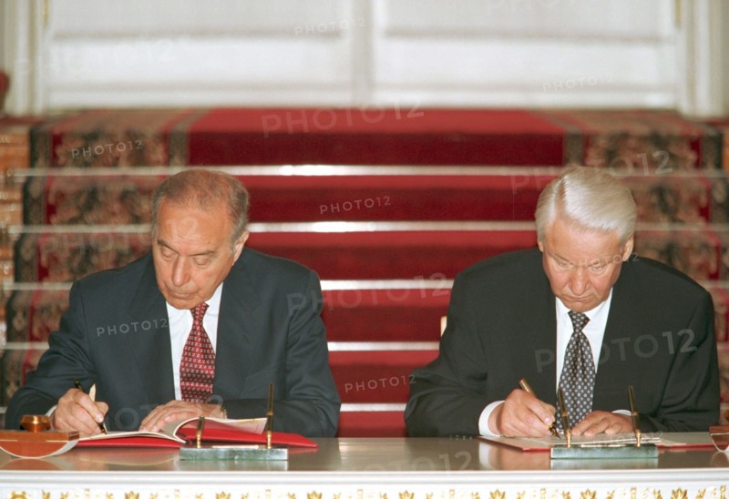 Boris yeltsin (r) and gaydar aliyev signed the agreement on friendship and cooperation in the kremlin, 1997.