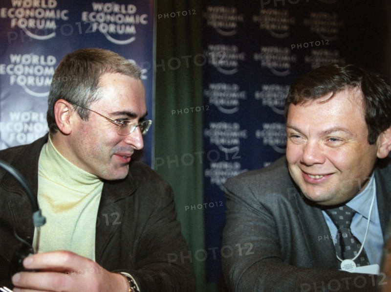 Chairman of the directors' board of the alpha-bank js mikhail fridman with khodorkovsky at the world economic forum.