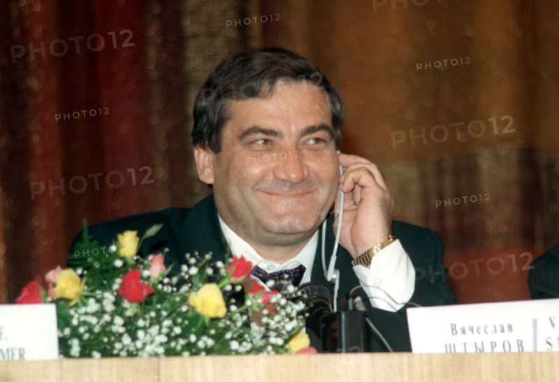 Trade agreement between Russia's leading diamond exporter almazy rossll-sakha and the south african transnational corporation de beers