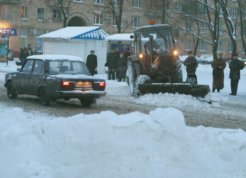 Moscow, russia, november 24, 2003, after night snowfalls there's a lot of work for snow-ploughs in moscow, according to weather forecasters the end of the november is to be warm and snowy.