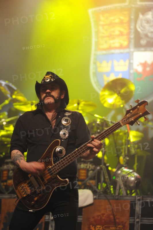 Moscow, russia, december 21, 2009, motorhead bassist lemmy kilmister performs at the luzhniki small sports arena during their tour of russia.